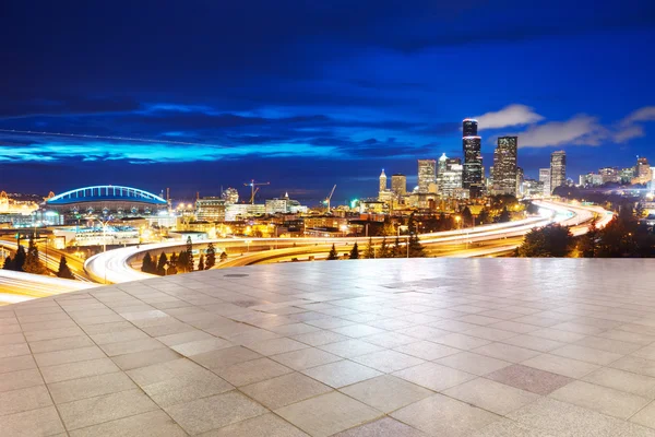 Piso de mármol vacío con paisaje urbano y horizonte de Seattle — Foto de Stock