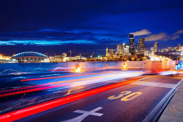 Carretera con paisaje urbano y horizonte de Seattle — Foto de Stock