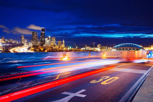 Route avec paysage urbain et horizon de Seattle — Photo