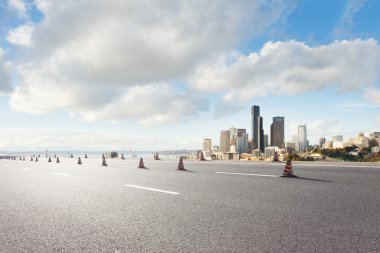 cityscape ve Seattle'nın manzarası olan yol