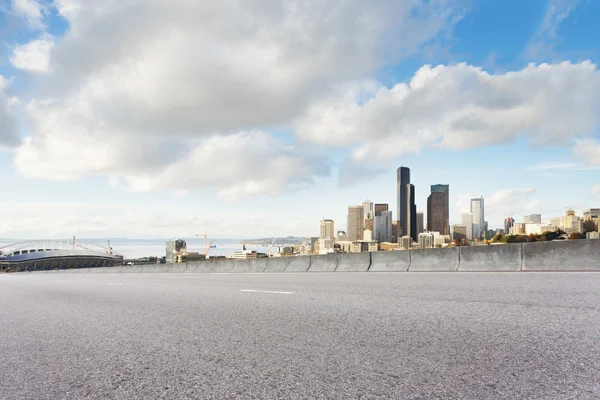 Cityscape ve Seattle'nın manzarası olan yol — Stok fotoğraf