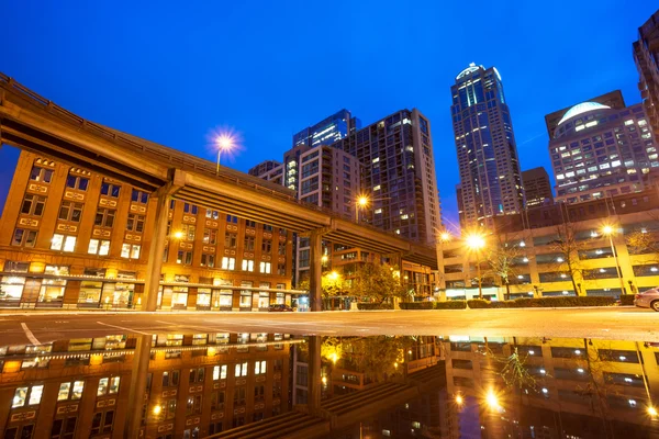 Moderne Gebäude in Wassernähe in der Nacht — Stockfoto