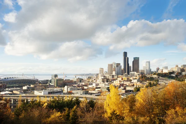 Skyline en skyline van Seattle op uitzicht vanaf hill — Stockfoto
