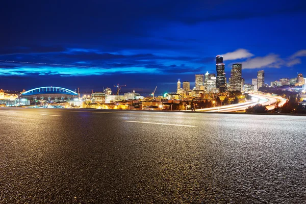 Carretera con paisaje urbano y horizonte de Seattle — Foto de Stock