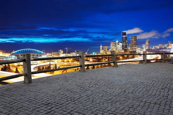 Plancher de marbre vide avec paysage urbain et skyline de Seattle — Photo