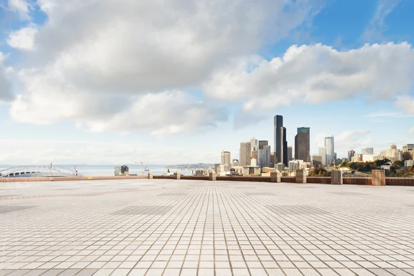 Lege marmeren vloer met skyline en skyline van Seattle — Stockfoto