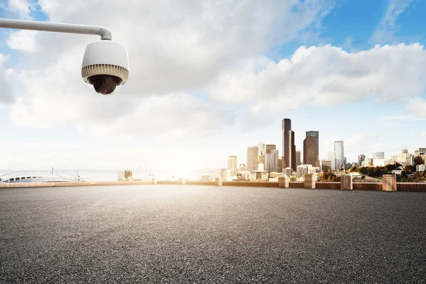 Cctv on road with cityscape and skyline of Seattle — Stock Photo, Image