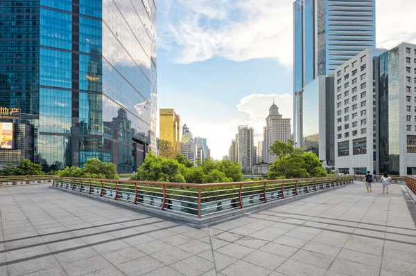 Sendero vacío entre edificios modernos en Guangzhou —  Fotos de Stock