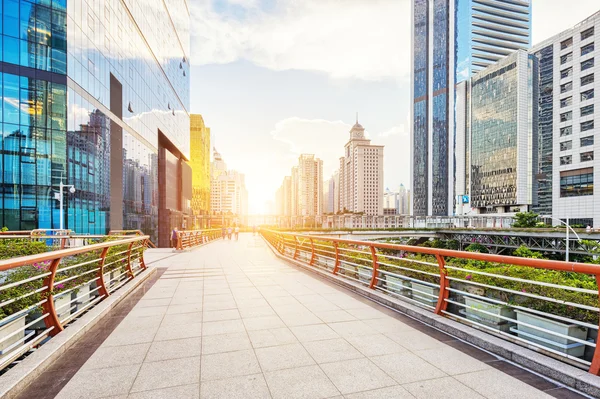 Sendero vacío entre edificios modernos en Guangzhou — Foto de Stock