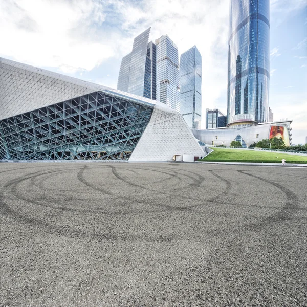 Asfalterad väg och moderna byggnader i Guangdong — Stockfoto