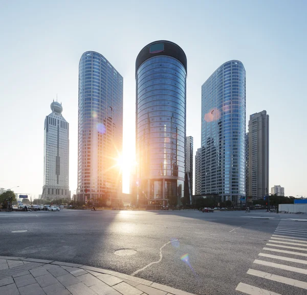 Empty road with cityscape and skyline of Hangzhou — Stock Photo, Image