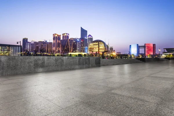 Leerer Boden mit Stadtbild und Skyline von Hanghzou — Stockfoto