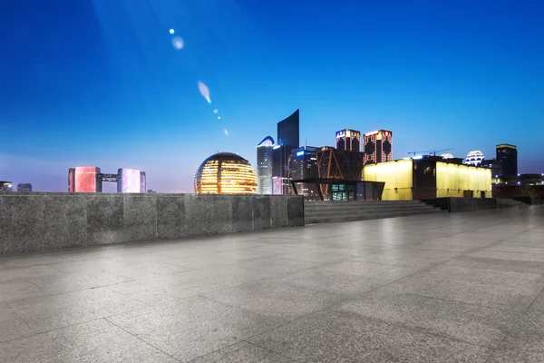 Empty floor with cityscape and skyline of Hanghzou — Stock Photo, Image