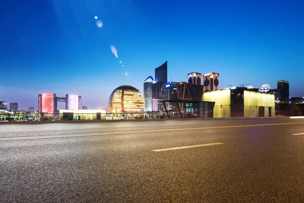 Route vide avec paysage urbain et horizon de Hangzhou — Photo