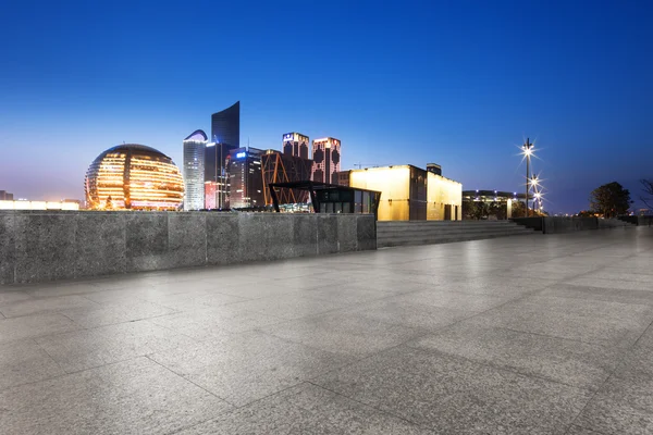 Tomma golv med stadsbilden och horisonten av Hanghzou — Stockfoto