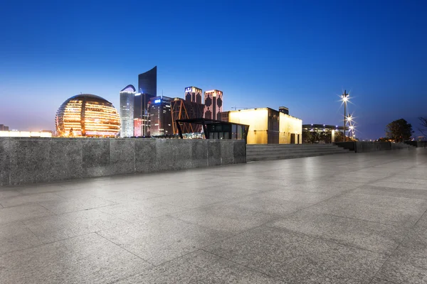 Piano vuoto con paesaggio urbano e skyline di Hanghzou — Foto Stock