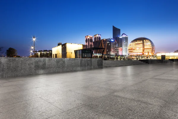 Empty floor with cityscape and skyline of Hanghzou — Stock Photo, Image