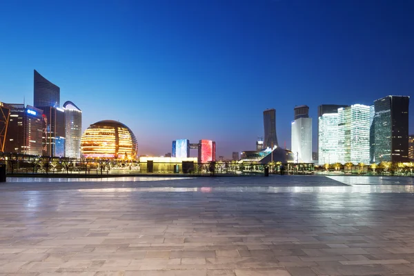 Leerer Boden mit Stadtbild und Skyline von Hanghzou — Stockfoto