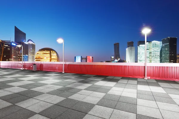 Empty floor with cityscape and skyline of Hanghzou — Stock Photo, Image