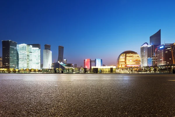 Asphaltstraße mit Stadtbild und Skyline von Hangzhou — Stockfoto