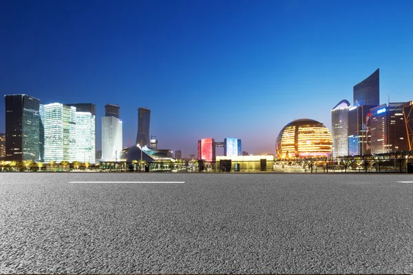 Asphalt road with cityscape and skyline of Hangzhou — Stock Photo, Image