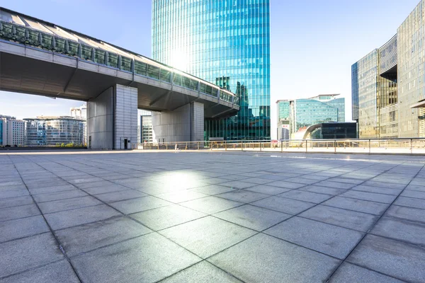 Piso de mármol frente a edificios modernos en Beijing — Foto de Stock