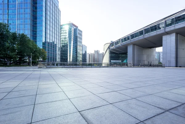 Piso de mármol frente a edificios modernos en Beijing — Foto de Stock