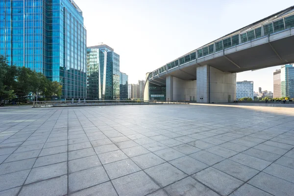 Pavimento in marmo di fronte a edifici moderni a Pechino — Foto Stock