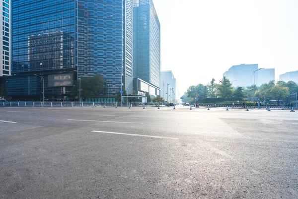 Δρόμο της πόλης μέσα από σύγχρονα κτίρια στο Πεκίνο — Φωτογραφία Αρχείου