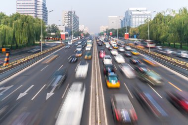 trafik yol ve Pekin'de modern binalar