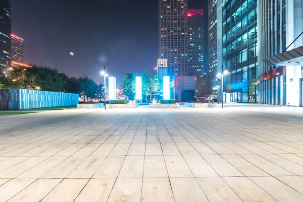 Piso vacío en frente de un edificio moderno en Beijing —  Fotos de Stock