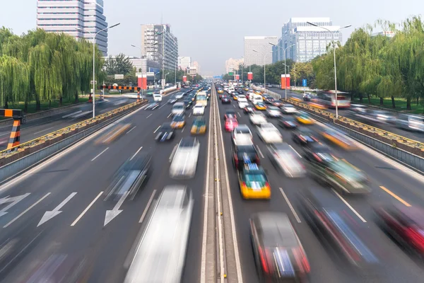 Trafikk på vei og moderne bygninger i Beijing – stockfoto