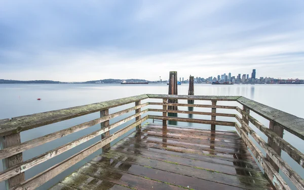Houten wandelpad in de buurt van lake en stadsgezicht van Seattle — Stockfoto