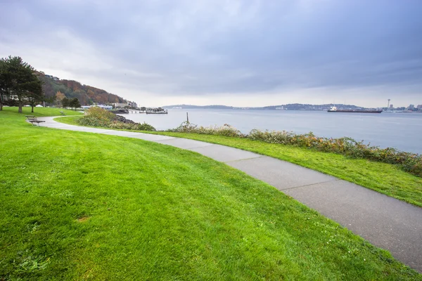 Lege weg in de buurt van lake in Seattle — Stockfoto