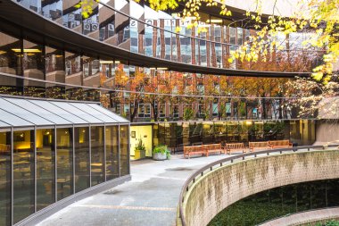 Seattle'da modern bina yakınındaki boş patika