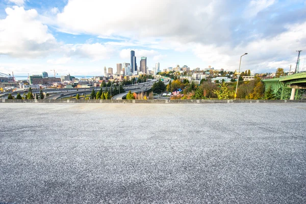 Estrada da cidade com paisagem urbana e horizonte de Seattle — Fotografia de Stock