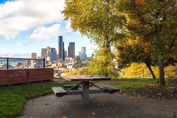 Tisch unter Baum mit Stadtbild und Skyline von Seattle — Stockfoto