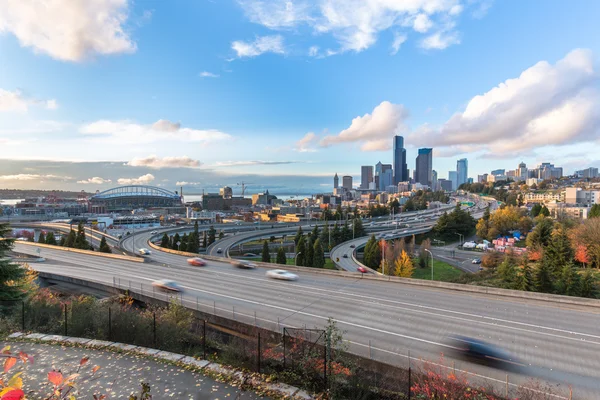 Verkeer op de weg en skyline en skyline van Seattle — Stockfoto