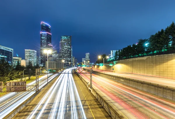Traffic on road and cityscape and skyline of Seattle — Stock Photo, Image
