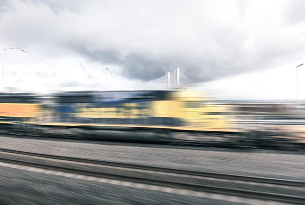 Bewegende platforms en spoorwegen in wolk lucht — Stockfoto