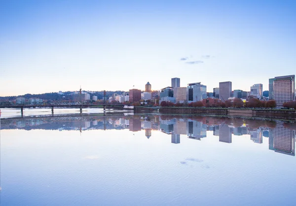 Water met skyline en skyline van Portland — Stockfoto