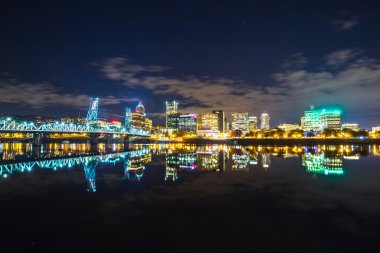 su yansıma ve Portland cityscape