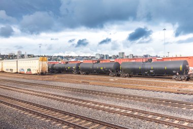 demiryolu ile tank tren ve cityscape