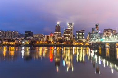 su yansıma ve Portland cityscape