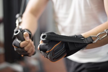 modern spor salonunda Asya adam inşaat dışarı