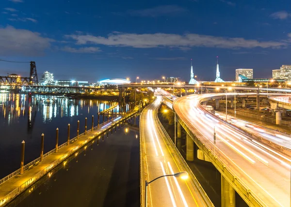 Verkeer op wegnaar stadsgezicht van Portland — Stockfoto