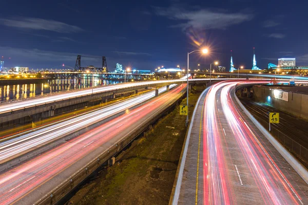 Traffico su strada con paesaggio urbano di Portland — Foto Stock