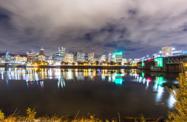 Woda z refleksji i panoramę miasta Portland — Zdjęcie stockowe
