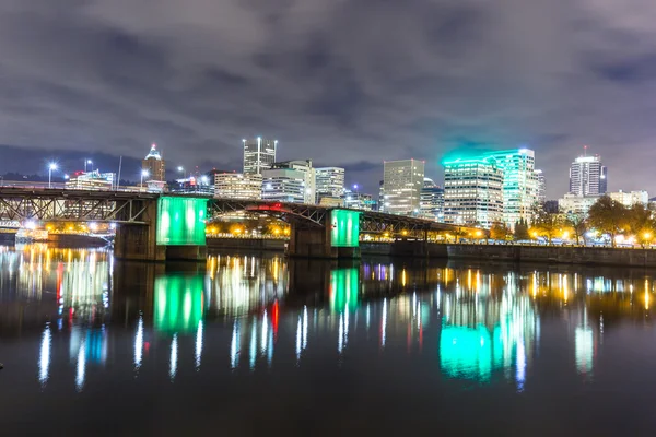 Água com reflexão e paisagem urbana de Portland — Fotografia de Stock