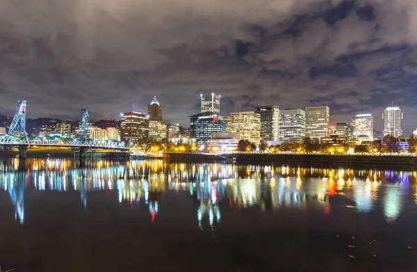 Agua con reflexión y paisaje urbano de Portland — Foto de Stock